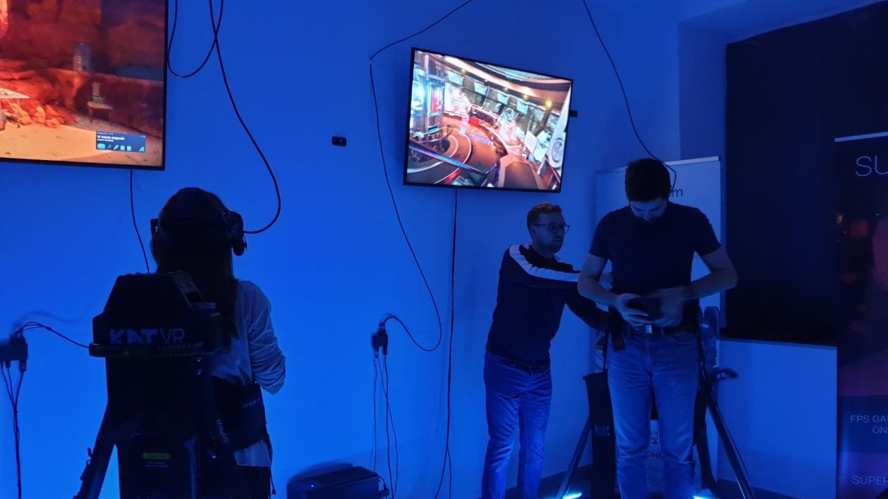 Członkowie EduVRLab w salonie gier VR - bieżnie